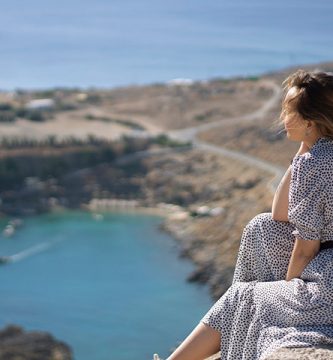 Qué llevar en tu maleta de viaje: Casacas para mujer y vestidos versátiles para cualquier destino