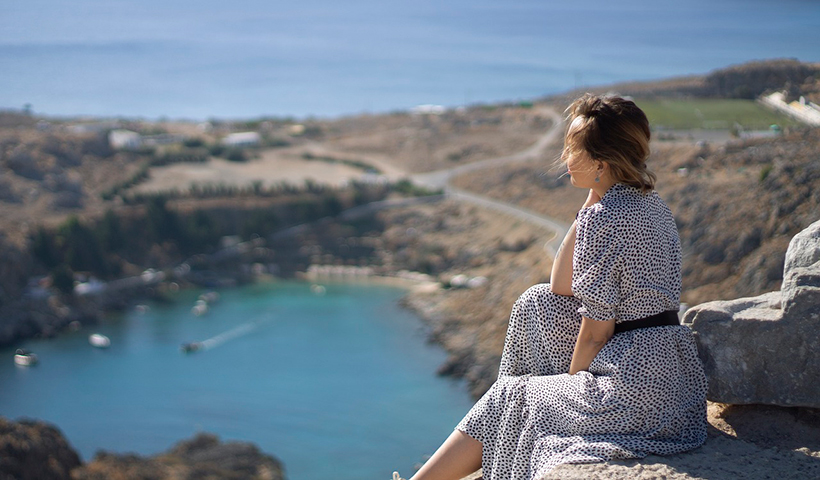 Qué llevar en tu maleta de viaje: Casacas para mujer y vestidos versátiles para cualquier destino