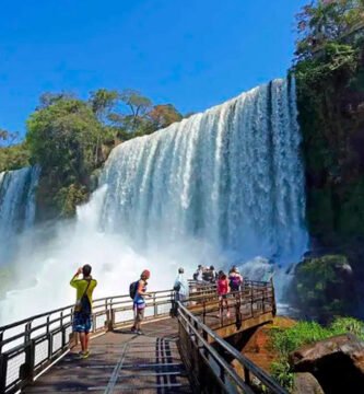 Flybondi aterriza en Perú y te acerca a los 4 destinos turísticos de Iguazú para disfrutar las fiestas de fin de año