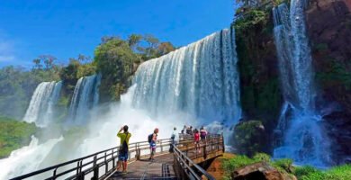 Flybondi aterriza en Perú y te acerca a los 4 destinos turísticos de Iguazú para disfrutar las fiestas de fin de año