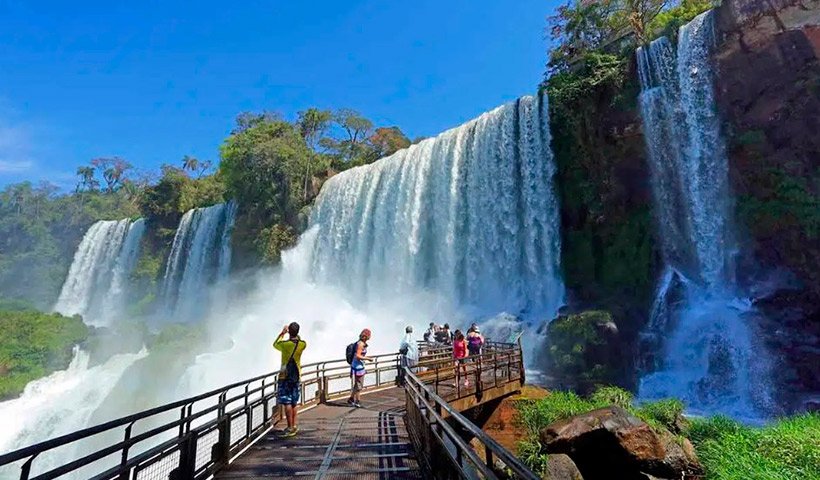 Flybondi aterriza en Perú y te acerca a los 4 destinos turísticos de Iguazú para disfrutar las fiestas de fin de año