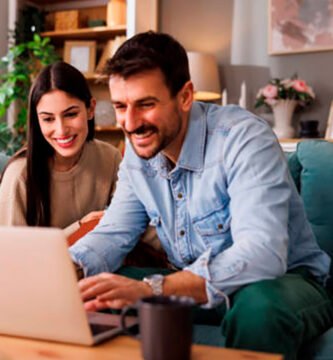 Seguridad y bienestar: recomendaciones para adultos que viajan al exterior